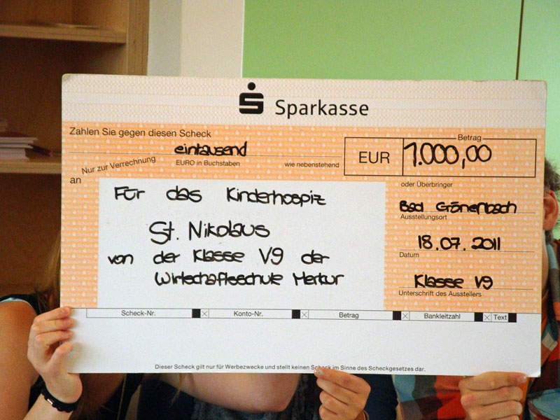 Der Scheck über 1.000,00 EUR.